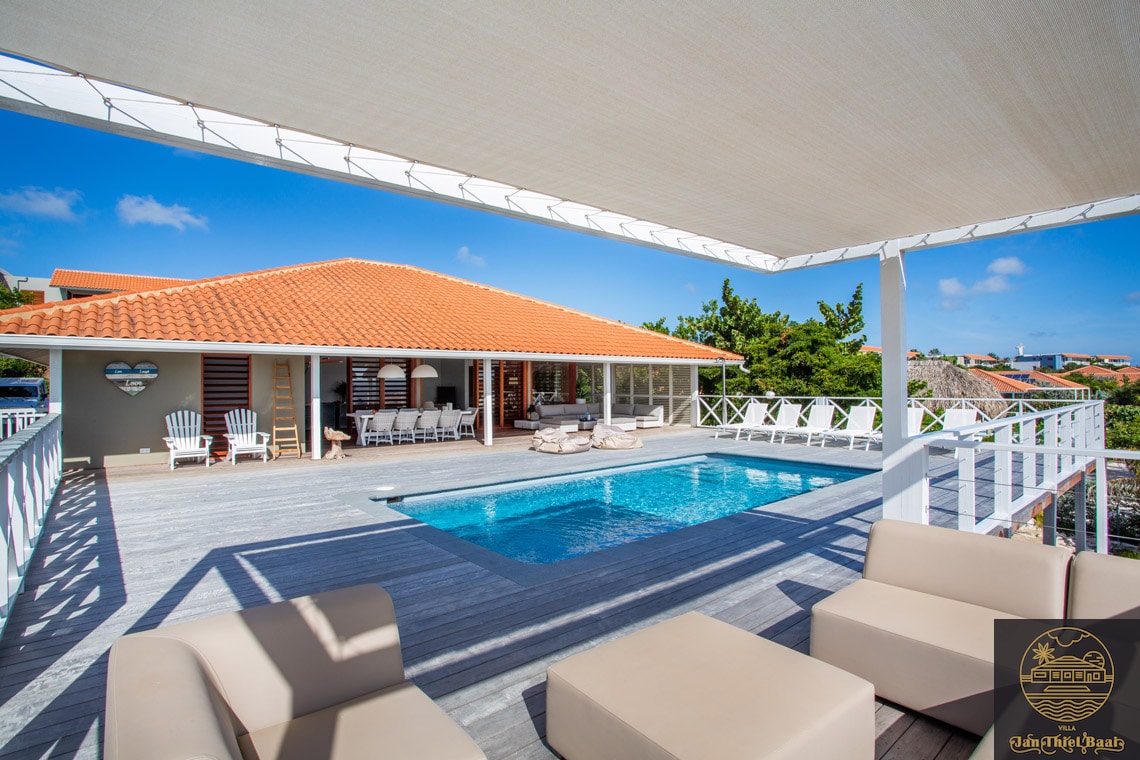 Vakantievilla Curacao huren? Lounge shot waar je heerlijk kunt ontspannen in de ochtend en avond